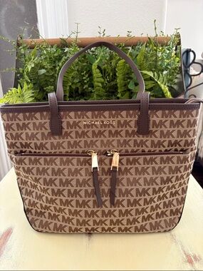 MICHAEL KORS Beige/Brown Signature Canvas Leather Kempton Tote Bag